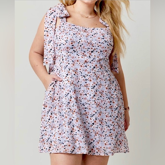 Francesca's Collections Dresses & Skirts - Francesca’s Gillian floral shoulder tie mini dress